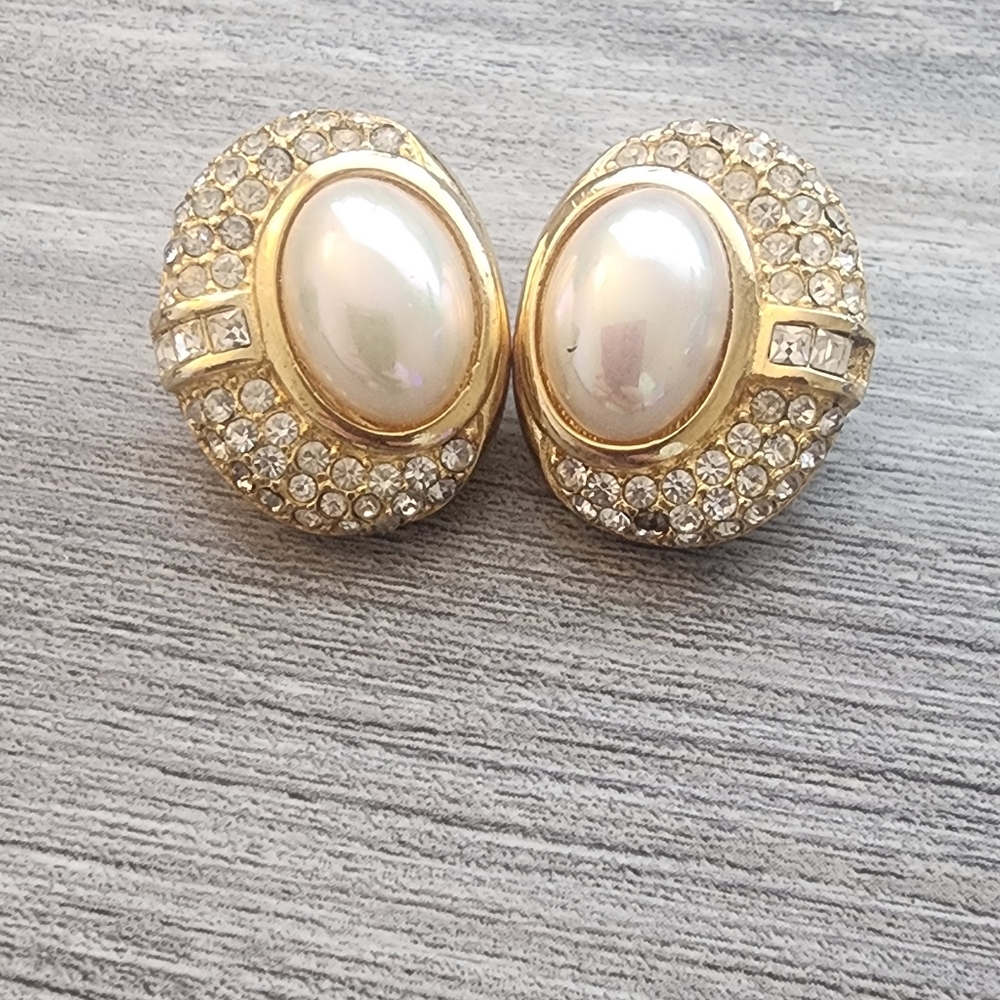 Christian Dior Elegant‎ Gold Tone and Pearl Stud Earrings